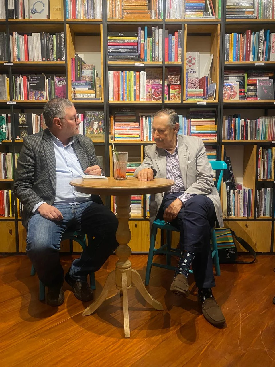 Juan Manuel conversando con Federico Diazgranados en La Verbena Literaria
