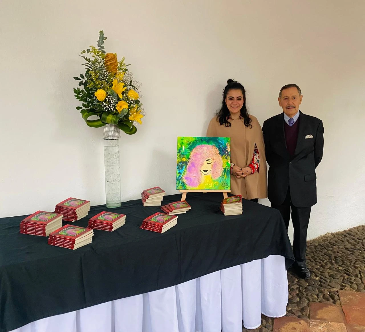Juan Manuel y María Paula Alzate junto a la obra de la portada